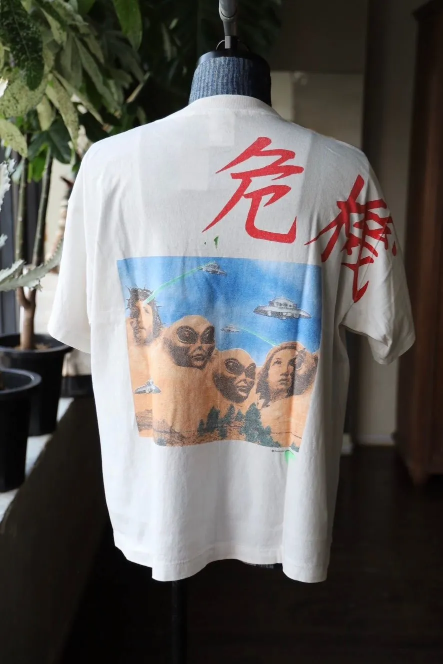 SAINT Mxxxxxx × Sean Wotherspoon SW_SS TEE/KIKI/WHT Alien Crisis/Alien President Mountain TEE Off-White S-XL Super Handsome Co-branded Alien Print Design Correct Version Customized SW Co-branded Accessories Cylindrical Seamless High Weight Fabric Enzyme Heavy Wash Water Distress Handmade Garment Graffiti Splashing Ink